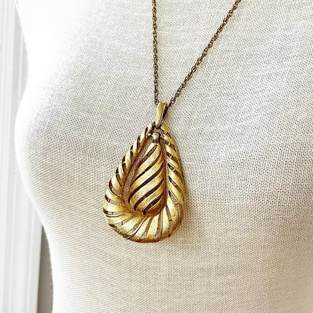 Vintage 70's Gold Textured Teardrop Pendant Necklace - Picture 8 of 9